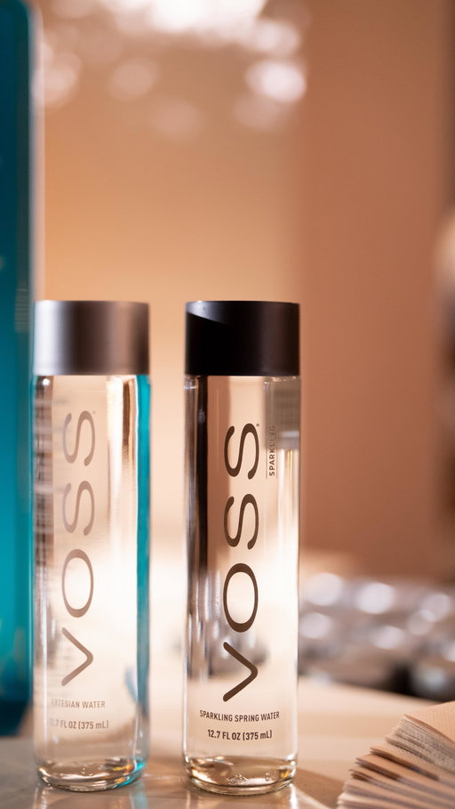 Hydration on point at @disney @hulu Emmy Awards Celebration at @vibianaevents with @sterlingengagements ✨

#voss #vosswater #vossworld #awards #celebration #afterparty #losangeles