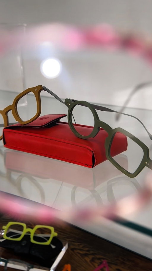 Leggeri, comodi e con stile: i nostri occhiali da lettura fatti a mano sono pensati per chi ama prendersi cura di sé, anche nei piccoli dettagli.

A soli €35 con lenti incluse da +1 fino a +3.50