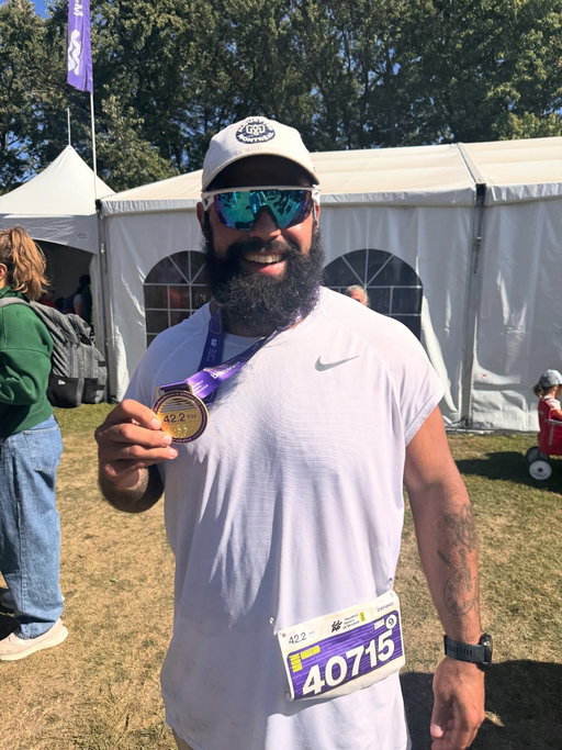 Quand @coach_b.archambault nous a confié qu’il voulait relever le défi du Marathon @beneva.ca de Montréal, son objectif était clair : franchir la ligne d’arrivée en 4h15. ✨ Mais hier, il a repoussé toutes les limites. C’est en 3h47, avec une allure de 5:24 min/km, qu’il a écrit une page de son histoire, après des mois de préparation, de sacrifices et d’entraînement.

Byron, tu es la preuve vivante que la détermination, la persévérance et l’ambition peuvent transformer l’impossible en réalité. 💪🔥 Tu n’es pas seulement un modèle pour notre équipe, mais pour tous ceux qui croient en leurs rêves. 🙌
—
When Byron told us he wanted to take on the challenge of the Montreal Marathon, his goal was clear: cross the finish line in 4h15. ✨ But yesterday, he pushed all limits. In 3h47, with a pace of 5:24 min/km, he wrote a page of his own story, after months of preparation, sacrifice, and training.

Byron, you are living proof that determination, perseverance, and ambition can turn the impossible into reality. 💪🔥 You’re not only a role model for our team, but for everyone who believes in their dreams. 🙌

#Alouettes | Merci à @sportsexperts d’avoir fourni Byron en vêtements et équipements de course!