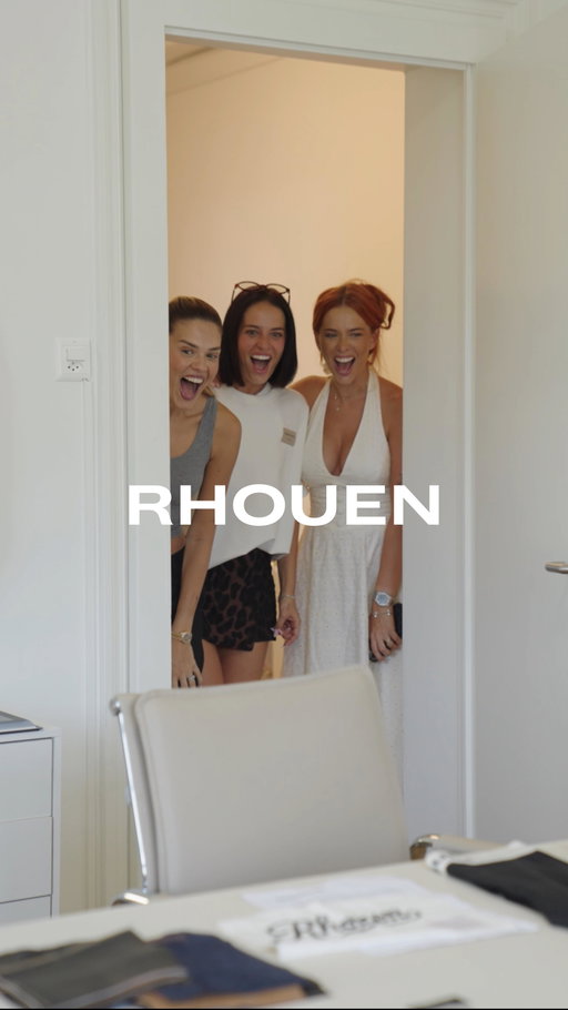 Drei Schwestern. Eine Vision. Unsere Brand ist geboren.
Ab heute nehmen wir euch auf jede Etappe mit – am Freitag starten wir auf unsere erste Reise und zu unserem ersten Kampagnen-Shooting.

Let’s go 🤍

Was denkt ihr, wohin es geht?