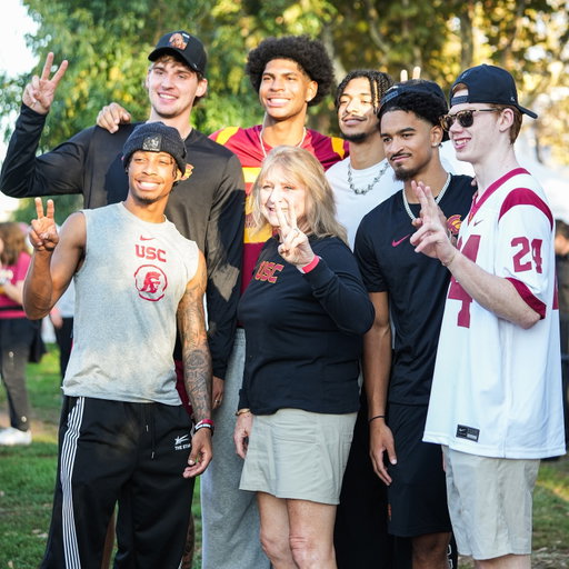 Game day vibes remain undefeated at the Ultimate Tailgate powered by @therexsteakhouse especially with @uschoops in the house! 🏟️🥩🍻✌️