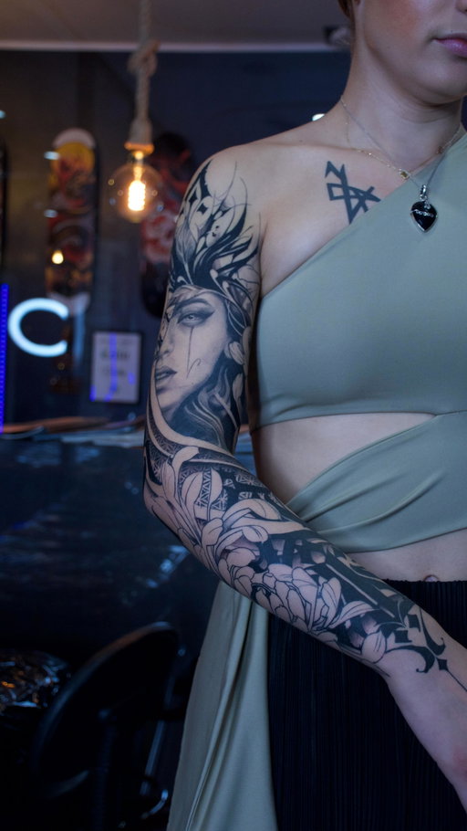 From reception and piercing to tattooing 🎯
@inkscura has been part of Rock and Roll Tattoo for 3 years, and this year he started making his mark with tattoos too.
This sleeve, in illustration + abstract style, is just a glimpse of his talent. 🖤🔥
👉 Stay tuned for his upcoming projects — great things are coming!
Done at Rock and Roll Tattoo Studio, Santa Ponsa.