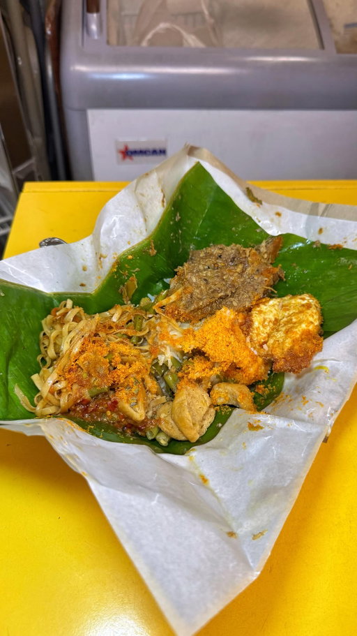 Every Tuesday, this Indonesian grocery store in Queens doubles as the site of @warungselasa : an Indonesian food popup by chef/owner, Dewi. Dewi’s homecooked Indonesian meals change each week but 2 things remain the same: they are always delicious, and they always sell out. So call ahead to order!!!

#indonesianfood #elmhurst #queens #queensny #queenseats