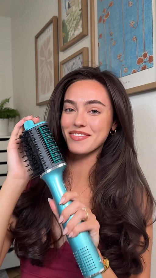Curls protected. Blowout perfected. 💕✨ #SponsoredbySharkBeauty #SharkGlossi @sharkbeauty