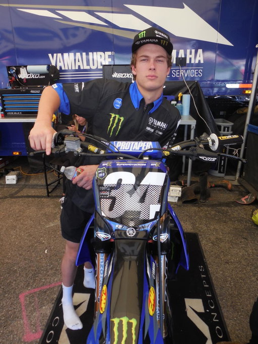 First @supermotocross playoffs for me ended up 10th in the championship learned a lot doing these 3 races wasn’t easy on me doing the wild card races every weekend going to the gate pretty far back. Felt like my riding was pretty good this weekend in the first moto coming from 19th first lap to 9th second moto had nothing in the tank not the way I wanted to end the last one but sometimes that’s how she goes. Time to reset and enjoy some time at home 🙏🏼 @monsterenergy @starracingyamaha @thormxofficial @alpinestars