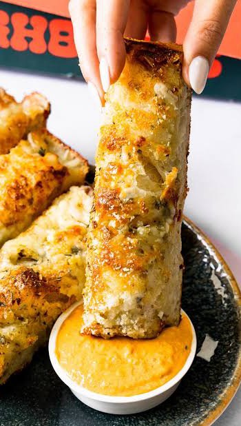 It’s hard to focus when the cheesy garlic bread sticks are near by 👀