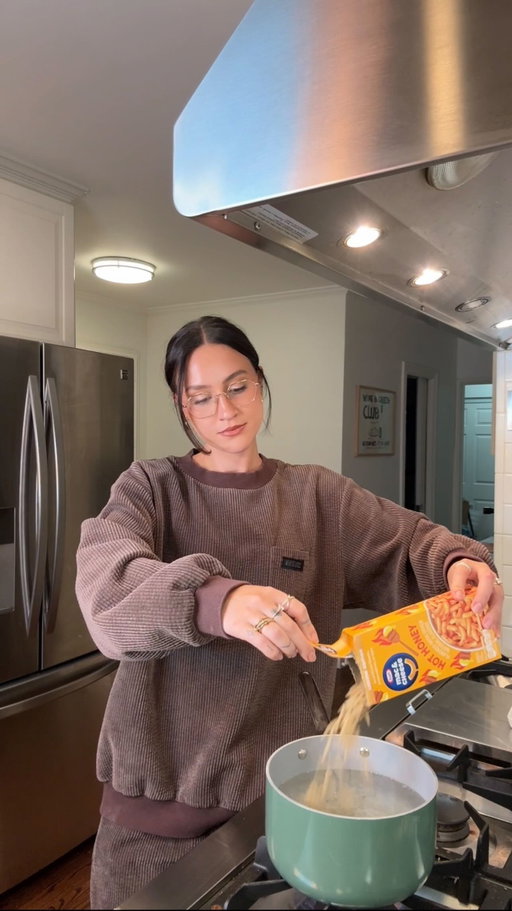 #KraftPartner Kraft Mac & Cheese dropped a bold new Hot Honey Flavor and the sweet heat makes for the coziest late night meal 💛 @kraft_macandcheese #latenightmeal #easyrecipe