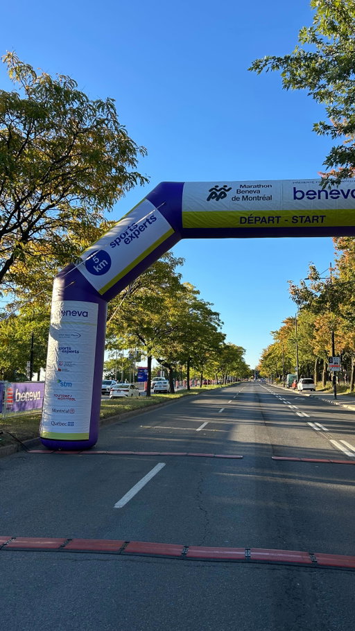 « J’espère que vous êtes déjà fiers de vous d’être ici ce matin, parce que la ligne la plus difficile à franchir selon moi c’est la ligne de départ : sans ligne de départ il n’y a pas de ligne d’arrivée. » 👟🏁
 
Notre ambassadeur @jaydutemple était présent pour donner le coup d’envoi du 5KM Sports Experts du @mtlmarathon samedi. Un beau moment motivant et inspirant partagé avec des centaines de coureurs quelques minutes avant le départ. 💙
 
Félicitations à toutes les personnes qui ont relevé le défi! Mention spéciale à @charlespt et @jastaehli qui ont été couronnés champion et championne du 5KM Sports Experts pour une deuxième année consécutive. 💪🏼🥇