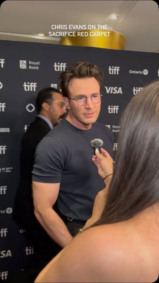 cap looking really fit 👀

thanks @onetakenews for the question

Chris Evans on the Sacrifice carpet at #TIFF50 

#captainamerica #knivesout #chrisevans #avengers #avengersdoomsday #steverodgers #johnnystorm