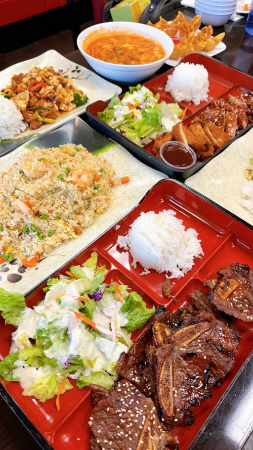 Tempura, Crab Rangoon, Hot & Sour Soup, Shrimp Fried Rice, Combo Yakisoba, Chicken Teriyaki & Katsu Combo, Beef Short Ribs, & Kung Pao Chicken 📍 Midori Teriyaki Wok 🔥 ⁣
⁣
Midori Teriyaki Wok is located in Auburn near The Outlet Collection. If you’re craving teriyaki, noodles, fried rice, all that good comfort classics, this is the spot! The portions are generous and great for sharing. My go-to is the chicken teriyaki & katsu combo and their salad dressing really hits the spot. I also love their yakisoba, fried rice, short ribs, and the fried goodies. Come check them out if you’re in the area, it’s the perfect spot for dining in or takeout!⁣
⁣
Thank you @midoriteriyakiwok for having us! ✨⁣
.⁣
.⁣
.⁣
#chickenteriyaki #yakisoba #comfortfoods #auburnwa #teriyaki