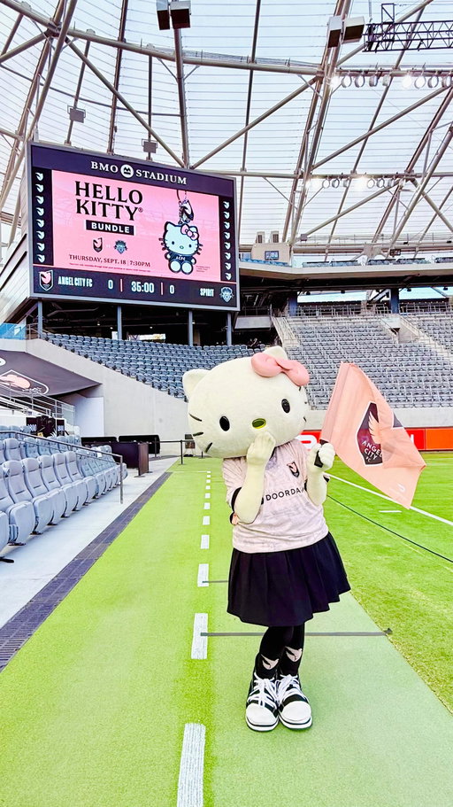 Sweet memories with @weareangelcity 🎀 Drop a ⚽️ if you attended!