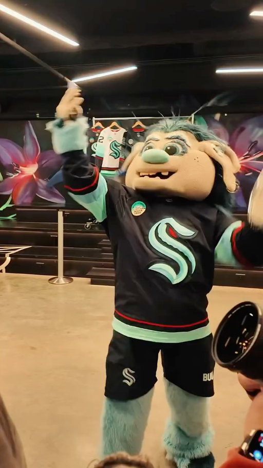 Who’s ready for @seattlekraken season?!? It is going to be another delicious and fun experience at @climatepledgearena. Chef @mollyddemers has some amazing new additions for this season. For the first time, Seasonal Oysters on the Half Shell will be available on the Main Concourse. There’s also a huge selection of value items that are $9.99 and Under including a Smoked Turkey Leg, Bristol Bay Salmon Chowder, Fletcher’s All Beef Hot Dog and more. @piroshkypiroshky will be at @climatepledgearena now as well as the return of @ballardpizzaco. Also new to this season is free movement of mixed drinks throughout the arena. Now, you can bring your favorite cocktails to your seat. 
There’s so much food that’s going to be at @seattlekraken games I couldn’t cover it all. We even got to see Pasta made in a Parmesan Cheese Wheel, which will be offered at games. 
Make sure you make it out to @climatepledgearena and eat good!