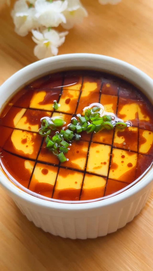 a classic 🤤

chinese silky steamed eggs:
2 eggs
3/4 cup chicken broth

whisk together, then strain through a sieve for that ultra-smooth texture. pour into a ramekin, cover with a dish, and steam 12–14 mins or until just set.

top with a drizzle of sesame oil, a splash of soy sauce, and a sprinkle of green onions. enjoy!

#eggs #eggsrecipe #steamedeggs #asianfood #chinesefood #asiancooking #easyrecipe
