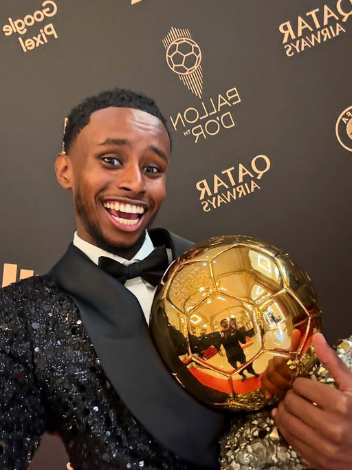 Swipe ➡️ Still can’t believe I was at the Ballon d’Or 2025 🏆✨ Met some of the best in football and collected memories I’ll never forget. Forever grateful 🙏🏽❤️ @ballondorofficial