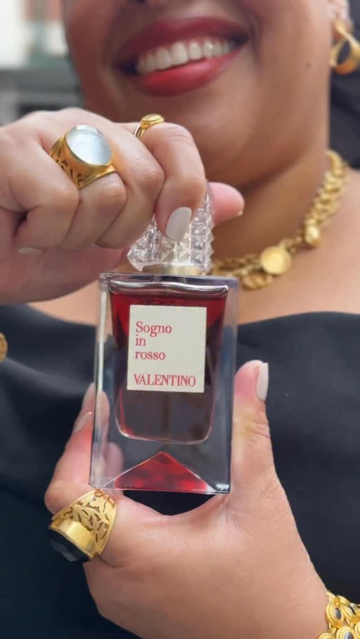 ✨ Fall in the city is pure glamour, the season where we layer ourselves in sumptuous fabrics, frocks that dance in the breeze, and a fragrance that completes the story. Today I’m wearing @valentino.beauty Sogno In Rosso, an amber spicy dream by perfumer Fabrice Pellegrin. Black pepper and juniper sparkle with brightness, melting into smoky incense, orange blossom, and a soft milk foam accord, before settling into creamy sandalwood, vanilla, and ambergris. It is autumn’s elegance bottled, bold, luminous, and unforgettable.✨