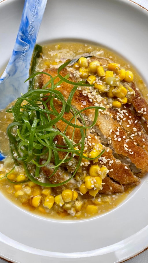 Superrr comforting sweetcorn soup over sticky rice with crispy seasoned tofu. I’ve been making this non stop recently. Mostly cos I’m ill and need to be healed from the inside out but also because it’s stupidly delish and nostalgic and great. Go make it plsss 🫶✨

Full recipe in our bio as always xx

#veganrecipes #tofurecipes #vegandinners #plantbasedmeals