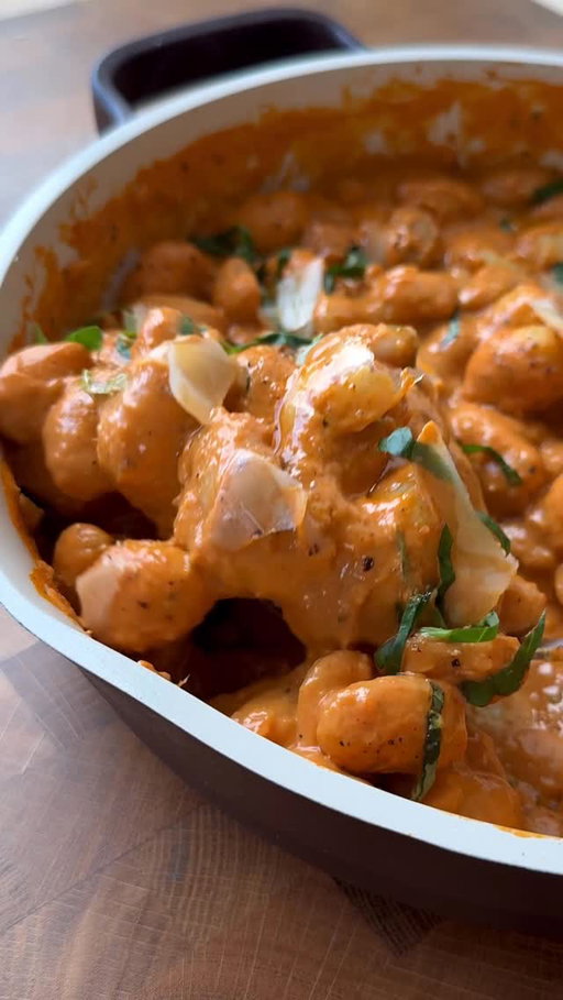 RED PEPPER + BEAN GNOCCHI

Creamy, satisfying & so hella tasty. Comfort food with a lil added protein & fibre - win 🫶

Serves 2-3.
▫️1/2 onion, finely diced
▫️2 garlic gloves, minced
▫️700g butter beans + their brine
▫️500g fresh gnocchi

For the sauce:
▫️300g silken tofu
▫️200g jarred roasted red peppers
▫️50g sun dried tomatoes
▫️1 tbsp tomato puree
▫️handful of basil leaves (fresh or dried)
▫️1/2 tsp each of hot smoked paprika, and oregano
▫️1 tsp balsamic vinegar
▫️10g parmesan
▫️Salt and pepper
▫️100ml (approx) water to thin sauce

1. In a high speed blender, blitz the tofu, peppers, sun dried tomatoes, tomato purée, herbs (see ingredients), vinegar, parmesan, salt, pepper and water until you get a completely smooth, creamy sauce. Add an additional splash of water if needed to thin.
2. Heat a frying pan with a drizzle of oil. Fry off the onion for a few minutes, then add the garlic for another minute. 
3. Tip in the gnocchi and allow to brown slightly, then pour in the beans and some of their brine (if you don’t like the brine, you can rinse the beans and just add a little extra water and salt!). 
4. Pour in the red pepper sauce and stir until fully coated. Serve with extra basil and Parmesan. 
ENJOY!
.
.
.
.
#gnocchi #healthyrecipes #healthyish #highproteindinnerideas #quickdinner #20minutemeal