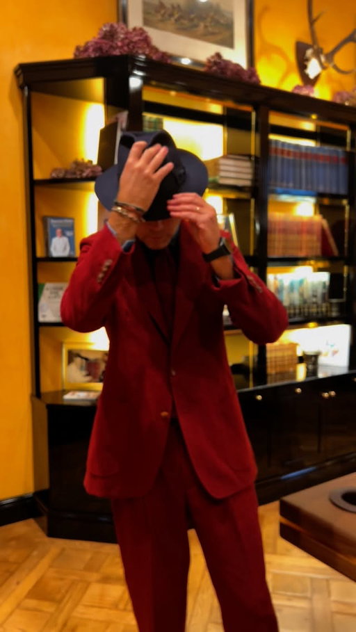 Il rosso accende, il blu equilibra: il senso lo dà chi lo indossa con attitudine 👌🏻😎

@rubinacci_official The Art of Tailoring 🪡 

@manebi navy blue boat shoes Luca Rubinacci x Manebi