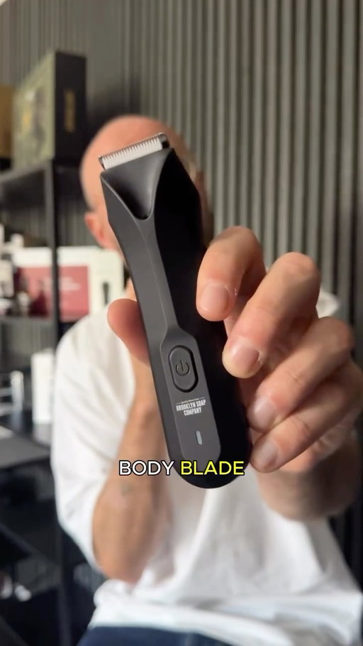 Alles kann, nix muss! 🍑

Mit unserer neuen Brooklyn Body Blade hast du es in der Hand. Der Body Trimmer bringt alles für eine sichere und präzise Rasur für Männerkörper mit: 

🪒 Sanfte L-Klinge
🪒 3 verstellbare Aufsätze 
🪒 Wasserdicht 
🪒 Starker Akku
🪒 LED-Spotlight für die dunkelsten Stellen

Damit kann nix schief gehen. Smooth, safe, everywhere. 

Jetzt vorbestellen und 10 % Rabatt sichern. Link in der Bio 🤝 

#brooklynsoap #bodyblade #männerpflege #Körperpflege #pflegeroutine #pflegeprodukte #rasur #skincare #hautpflege #männerparfüm #intimrasur #zerobullshit