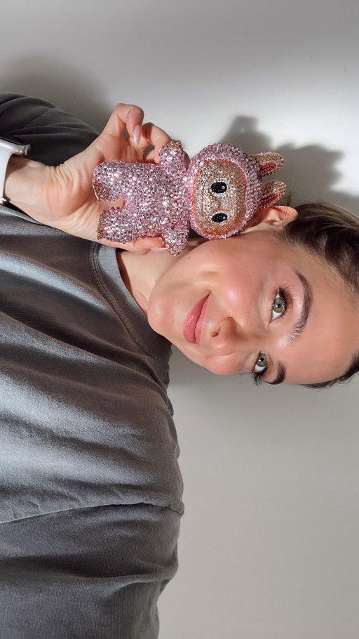 @naomiosaka wore a bedazzled Labubu… so I wore a bedazzled Labubu 💕🎾

This DIY was inspired by the artist of the pieces @amorirstudio ✨ you can shop the original bedazzled “Lablingbling” charms by following the link in their bio! 🔗

#usopen #naomiosaka #womeninsports #femaleathlete #sportystyle #labubu #diy #bedazzled