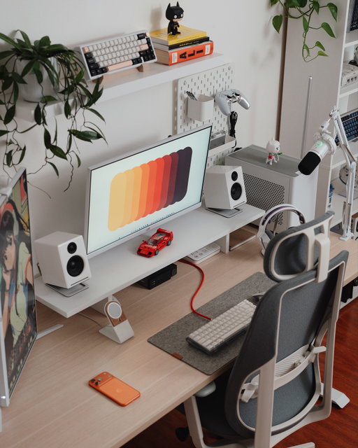 Yea I’m loving this Cosmic Orange 🍊

Did you upgrade to the 17? If so, which model and color did you go with?

#apple #iphone17promax #desksetup #pcsetup #gamingsetup #homeoffice #officedecor #deskspace #workstation
