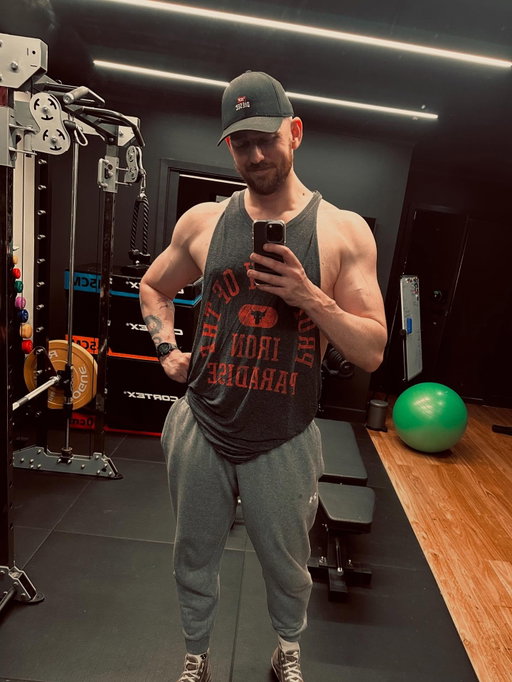 trying to gain size at 6’8” has been hard but me do it cause me like to lift heavy rock 🦧 

(also shoutout to the great lighting in the @loserfruit gym… 🙏)
