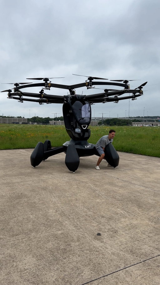 It takes less than an hour to learn how to fly this...🤯 @sbxcars

#drone #aircraft #sbxcars