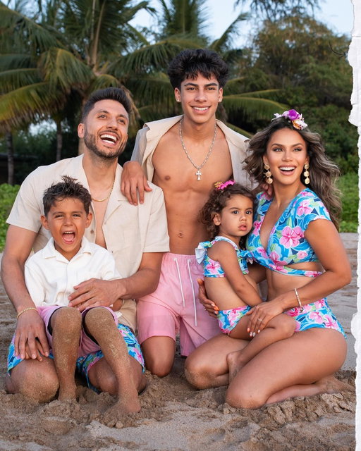 🌺 Aloha from paradise! Grateful for these moments, this love, and this view. Nothing better than making memories together as a family @royaltyfamily @4kpapi @kingferran @princemilan @princessbluamal

Photos by : @hawaiianlifestylestudio 
Flower crown: @petite.maui