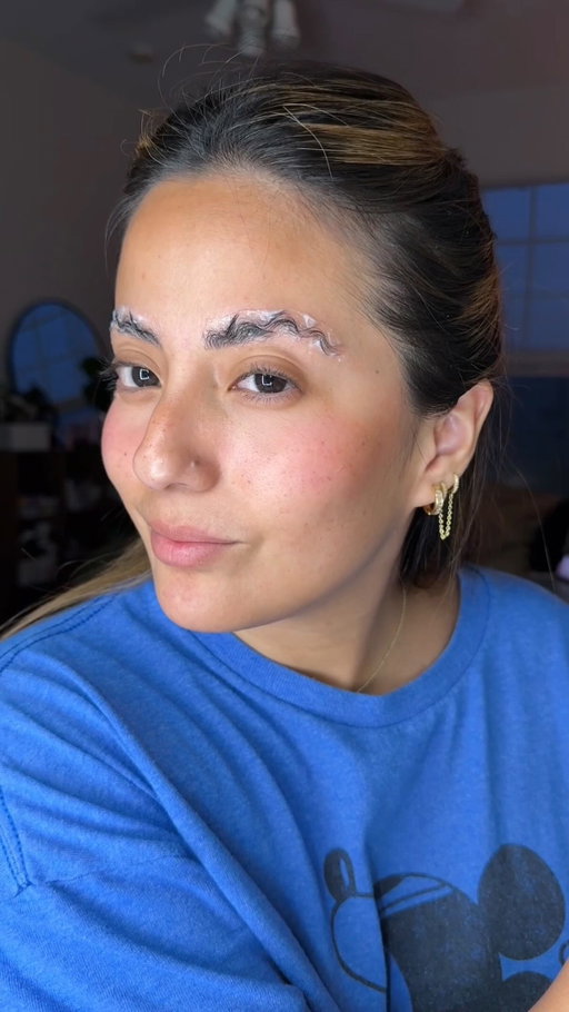 I’m high maintenance for 30min so I can be low maintenance for 8 weeks😉 girl math, right? — quién mas es team laminación de cejas? ✨

psa: I am an esthetician, if you wanna do it for the first time go to your fav esthetician… believe me, I have seen some brows gone wrong from not following directions and being unsure about the steps.

#latinacontentcreator #browlamination #lowmaintenance #selfcareathome #everydayglow