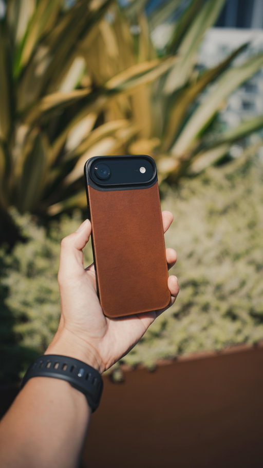 Best Minimal iPhone Air Case? Nomad Magnetic Leather Back 🔥
This is Magnetic Leather Back from @nomad.
-Ultra-thin, precision cut for the iPhone Air.
-Snaps on with magnets and microsuction
-Raised camera ring for just enough protection.
-Horween leather that ages beautifully.
-Still works with wireless charging.

It keeps the iPhone Air feeling like the iPhone Air
just with a little more grip, and a lot more character.

#nomadgoods #iphoneair #iphone17 #magsafe #minimaleverydaycarry #techsetup #everydaycarry #iphoneaccessories
