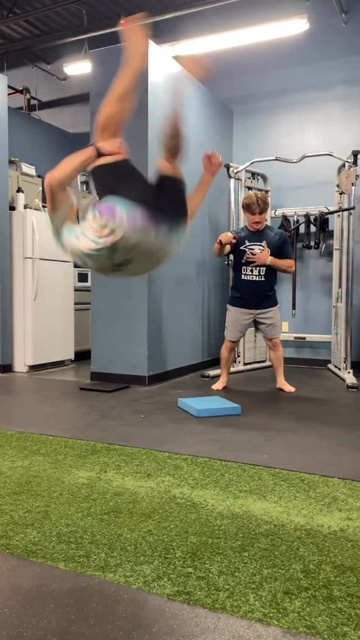 Trick of the week is Webster/Loser‼️ Webster is the easier/forward movement where as Loser is backwards in momentum leading up to the skill. Loser was coined as an opposite to gainer 👌 You know the drill post on your story tagging @adrenaline_tricking and I to get your feature/score 🙏

#tricking #loser #webster #martialarts #gym #flips #tricks #adrenaline #sports #training