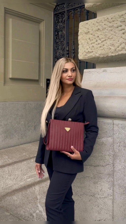 City chic meets @mollerusswiss luxury! ❤️‍🔥

My Mollerus Bag adds a bold touch of elegance & it‘s the statement piece every city look needs.

#MaisonMollerus #ootd #AntikRot #MollerusFlashmob #streetstyle #mollerus #bern
