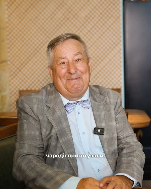 Нехай проблеми та незгоди не роблять вам в житті погоди 🥹

Ще один безпечний спогад розблоковано. Запросили головну зірку ранкових зборів у школу, метеоролога серця та просто найдобрішу людину з телевізора — пана Миколу. 

І разом поринули в теплі спогади, куштуючи всі страви, що тааак нагадують про безтурботні часи 🫂

Ходіть і ви скоріше смакувати Зрази, Штучку, запивати Крем-содою і памʼятайте: «в Будинку Великого Дива вам обовʼязково пощастить» ✨

«Миколина погода» у програмі @ranok_u_velykomu_misti на ICTV2.