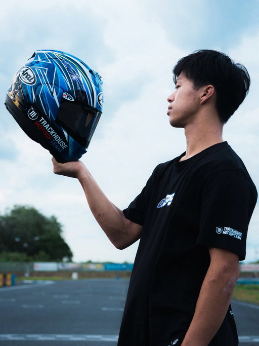 For the 2025 Japanese GP, the special helmet design draws deeply from traditional Japanese culture.

The indigo pattern is inspired by Jinbei, a traditional Japanese summer garment. This incorporates this element with hope that he can approach the race in a relaxed state of mind. 

On the back, Fujin (Wind God) and Raijin (Thunder God) are depicted. Representing the image of attracting a god-like performance, no matter the weather conditions. 

The Edo Kiriko glass-cutting motif on the front and sides called Kiku-tsunagi or “linked chrysanthemums” represents longevity and joy.