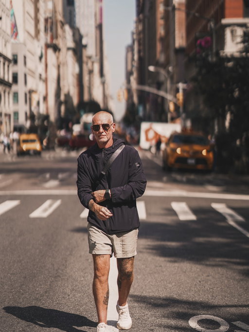 I Closed out my Virgin Voyage trip  with a final stroll down iconic 5th Ave NYC 🇺🇸

Street vibes on point, weather perfection, coffee was good and debuting my new alo jacket 🖤☕ 

#darrenkbranch #NYCmoments 

.
.

Cover pic @helengr33n