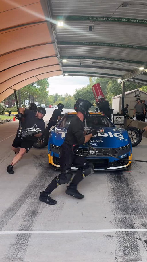 Makin’ it look EASY 🙏🏻 (don’t let ‘em fool you, this job is max difficulty) 

All three RFK Racing Cup Series pit crews got together for team practice today at our shop in Concord, NC.