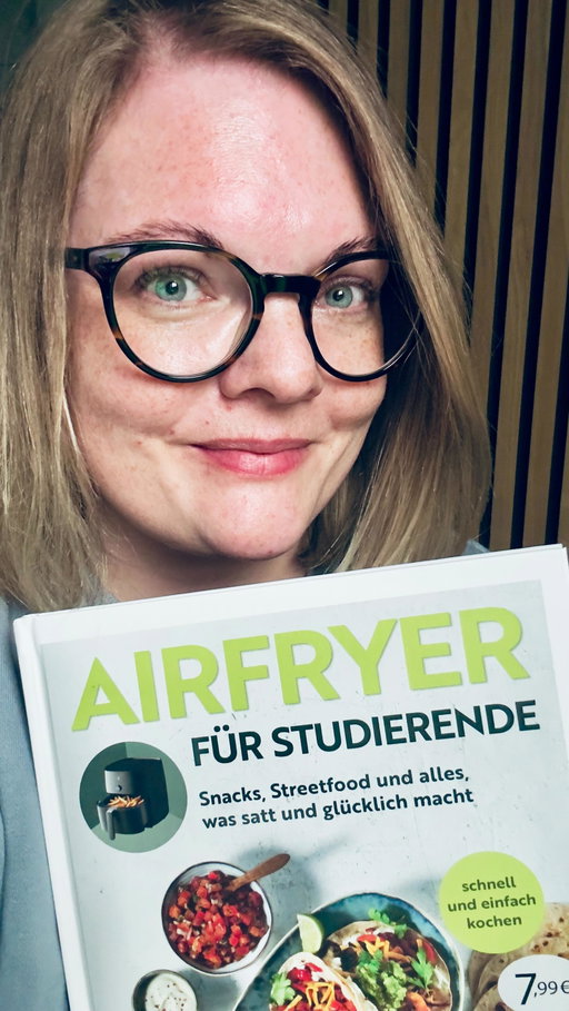 📖 Airfryer für Studierende 🥳 Ab sofort überall bestellbar!
👉🏻 Funktioniert natürlich auch für alle, die nicht studieren 😅 Einfache, schnelle und trendy Rezepte für 1-2 Portionen aus einer einfachen Heißluftfritteuse 👌🏻