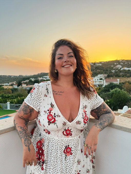 A moment, once again, for the dress 🌷✨🫶
I’ve had this @riverisland dress for a few years now and I cannot tell you the amount of dms I’ve got asking me to sell it to one of you girlies 😅 I’m SORRY I just can’t part with it!! Maybe next summer? 😏

These photos were taken on the last night of our holiday & I feel like you can physically see how some R&R reset my entire body! So glowy & free & happy 🥹🥹 (also could be because the dress doesn’t require a bra and nothing makes you feel more free than no underwires 😅)