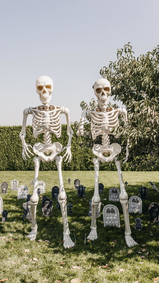 This is what happens when your Halloween decorations are taller than you… and you’re on the clock before the kids get home. 

Luckily for us, big Halloween moments don’t have to mean big prices thanks to @walmartcanada #WalmartPartner