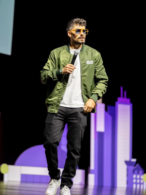 Every time before I step on a stage to give a keynote speech whether there’s 10 people or 10,000 in the crowd, I get nervous.

It never goes away.

And in that moment, I’ve got two options:

Step back or step in.

What I’ve learned is simple: every time I step in, something happens.

An opportunity. A win. A lesson.

Always something.

And it’s bigger than just stages.

It’s life.

That knot in your stomach? That’s the signal.

Lean into it because that’s where the good stuff always is.

📸 @vivekwuphotography