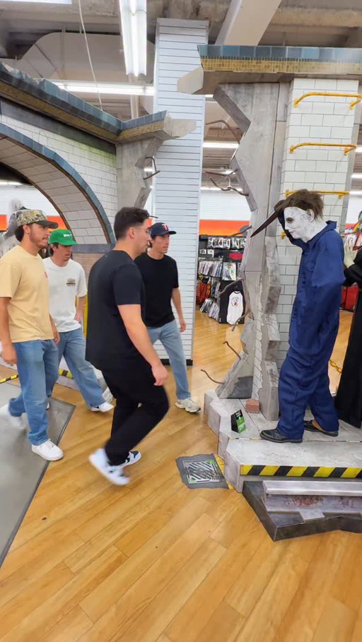Spirit Halloween animatronics this year are crazy @thewilliamsfam @spirithalloween