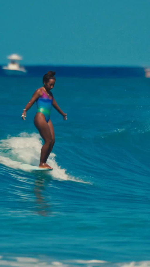 Midweek Traffic 🚎💘 @pandulcesurf 
.
.
🎥: @nyzjon 
.
.
#surfergirlstyle #representation #lifestylemodel #hawaiinei #surfvideo #hangten #longboarder #waikikibeach #pandulce #melaninonfleek #blacksurfer