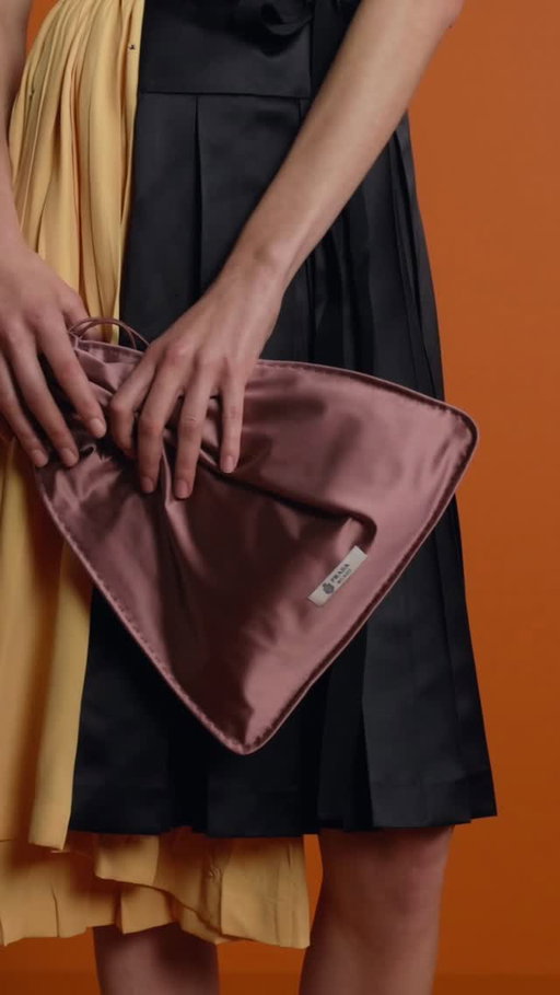 The Prada Spring/Summer 2026 Womenswear Collection: garments are shaped unconventionally around the body, structures minimized. A lightness, moving around the form.
Discover more via link in bio.

#PradaSS26 #MiucciaPrada #RafSimons