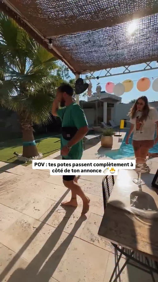 Vous validez ce fail 😂 ? Et le pire, c'est qu’ils sont une trentaine à être passé à coté ! Finalement, je trouve ça tellement plus drôle ! On en gardera tous un très beau souvenir et de nombreux fou-rires. Merci les copains ♥️♥️

—
#annoncegrossesse #futurmaman #mumtobe2025 #grossesse2025 #