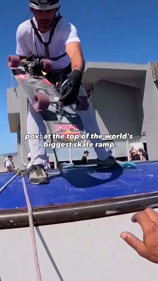 he really looked down, saw that view, and still went 🫡

🛹: @diassandro 
🤝: @prada

#redbull #givesyouwiiings #energydrink #skate #worldrecord #prada #pradalinearosa