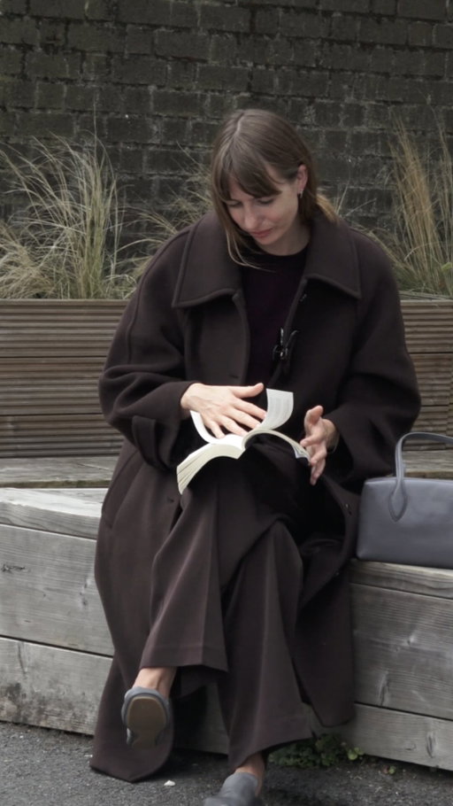 Cozy-cool fits and chill spots — the ultimate vibe for getting lost in a book with @lizzyhadfield. Drop her fall lineup: Mango looks & secret reading corners around London included 📚