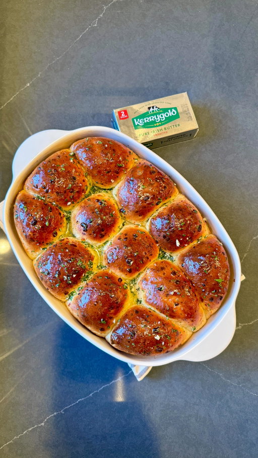 #ad These Cheesy Garlic Butter Rolls were made with the rich and creamy flavors of @kerrygoldusa . Give Kerrygold butter a try in your cooking this holiday season.