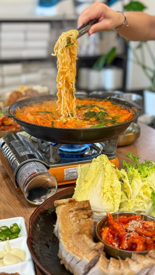Found my new go-to for Korean comfort food in Redmond! 🍜 

@bonkoreancuisine_redmond has great service, cozy vibes, and all the classics you crave. The bossam was my favorite, I love mixing and matching bites with all the sides and sauces!
.
.
.
#koreanfood #bossam #koreanfoodlover #seattlefoodie #seattlefood #seattlefoodscene #seattlerecommendations #seattlefoodblogger #foodie #foodies #foodiesofinstagram