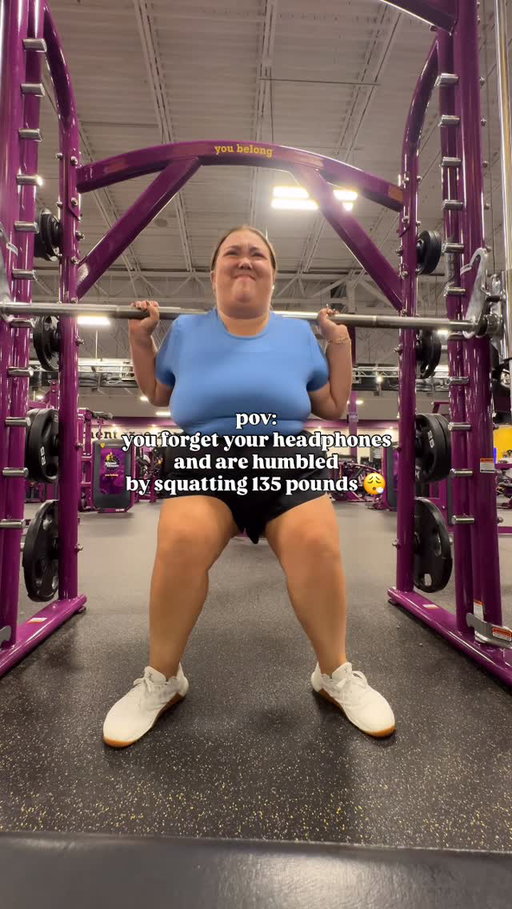 not having headphones SUCKED at the gym today #PlanetFitnessFriend @planetfitness ambassador 

•
•
•
#squating #smithmachine #legday #planetfitness #planetfitnessworkouts