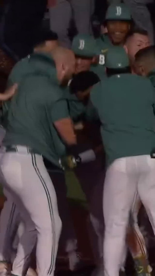 WALK-OFF CLINCH 🍾